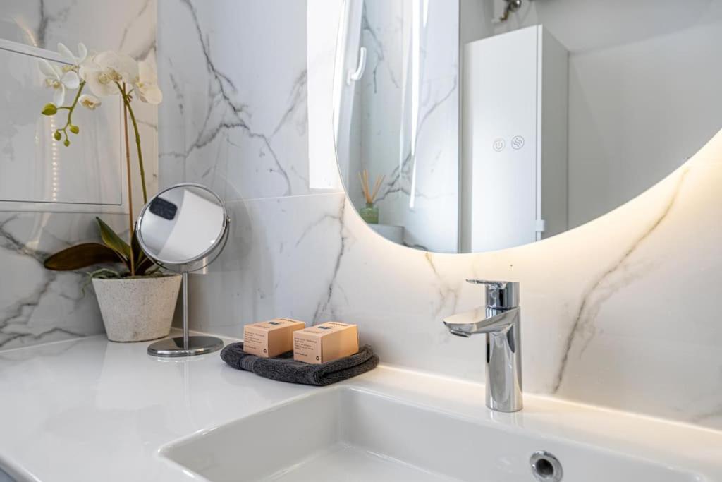Apartment Charming Port Place Du Pin With Balcony Nizza